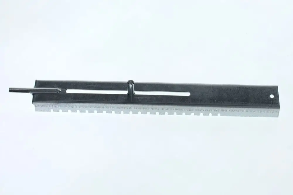 BOSCH Auflageschiene aus Metall mit rillierter Oberfläche und seitlicher Aufnahme, geeignet für verschiedene Anwendungen im Handwerk.